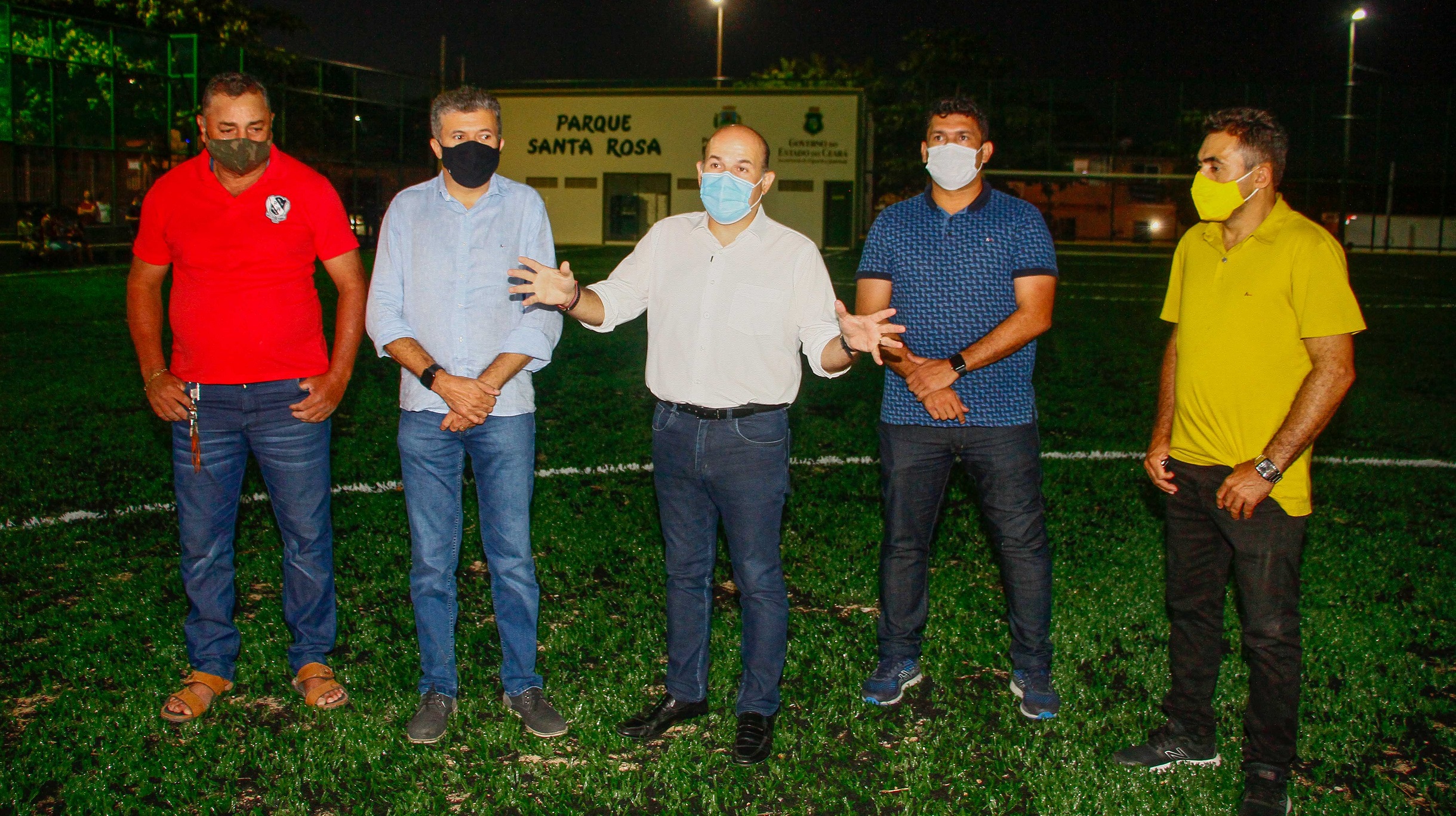 grupo de pessoas com máscara posa para a foto